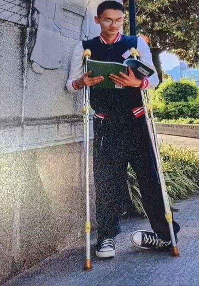 芬兰超级联赛_录取书送达时凉山“拄拐少年”已离世 老师同学纷纷悼念