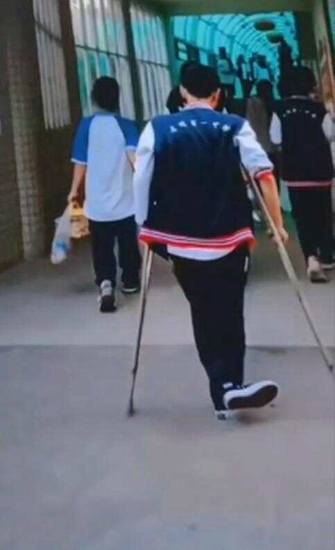 芬兰超级联赛_录取书送达时凉山“拄拐少年”已离世 老师同学纷纷悼念