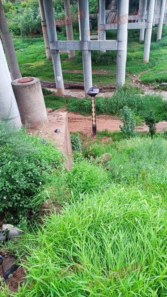 皇冠皇冠代理平台_河南洛阳一桥梁下方边坡被雨水冲刷出现坍塌皇冠皇冠代理平台,网友担心安全!当地:会去核实处理