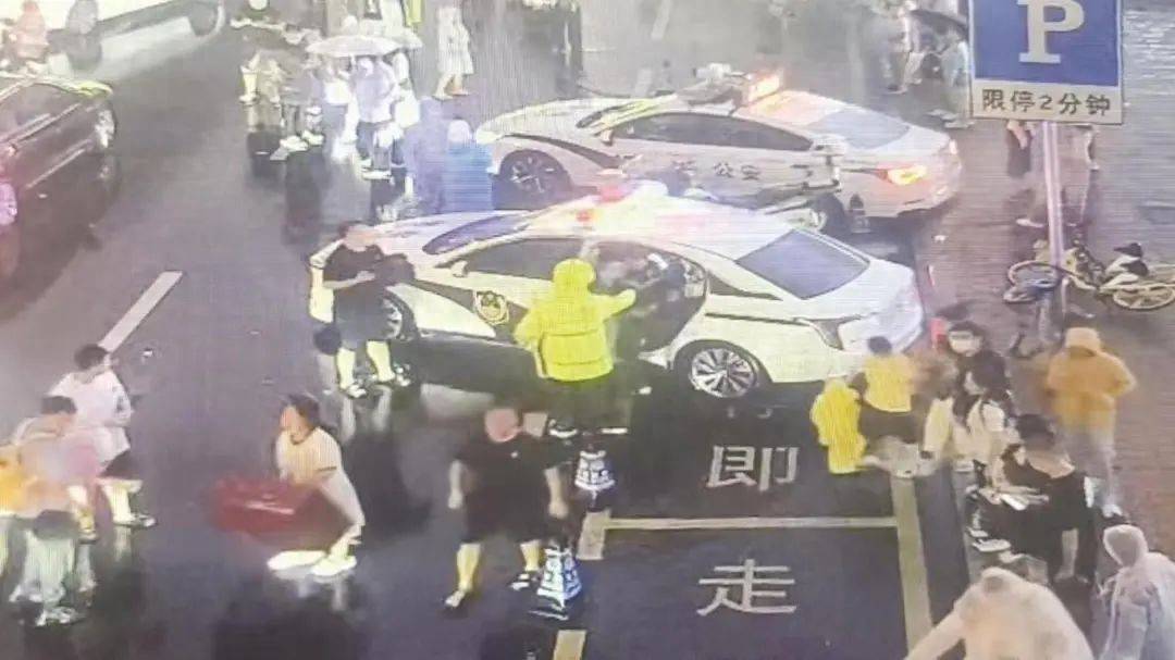 皇冠登一登二登三区别_事发长春动植物公园!执勤交警被监控拍到皇冠登一登二登三区别,网友纷纷点赞!