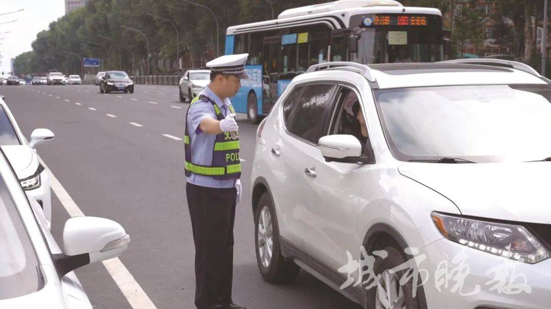 皇冠登一登二登三区别_事发长春动植物公园!执勤交警被监控拍到皇冠登一登二登三区别,网友纷纷点赞!