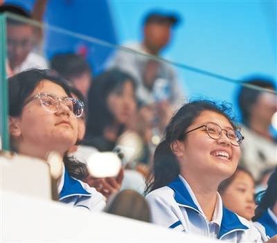 特温特vsPSV埃因霍温
_全球首个人形机器人运动会精彩瞬间(新时代画卷)