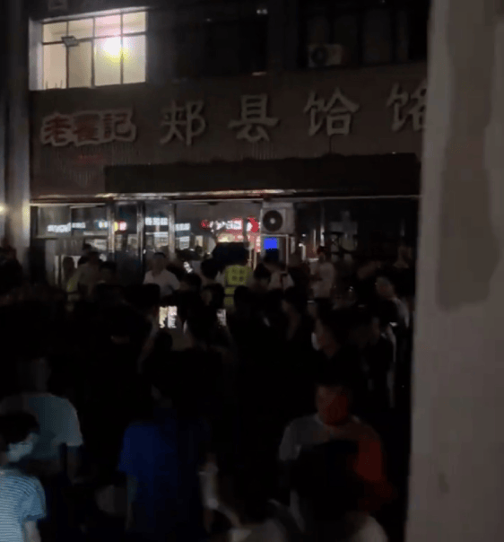 皇冠信用网址
_郑州“续面事件”面馆关门皇冠信用网址
,老板引争议后致歉!快评:切忌“过早站队”,更不该“按键伤人”