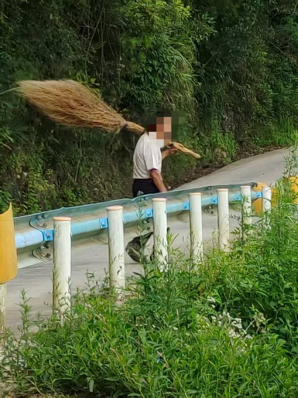 皇冠信用網开户
_贵州老伯捡到00后村官丢弃旧照皇冠信用網开户
,误以为重要资料怀揣一月等送还,当事人:超感动