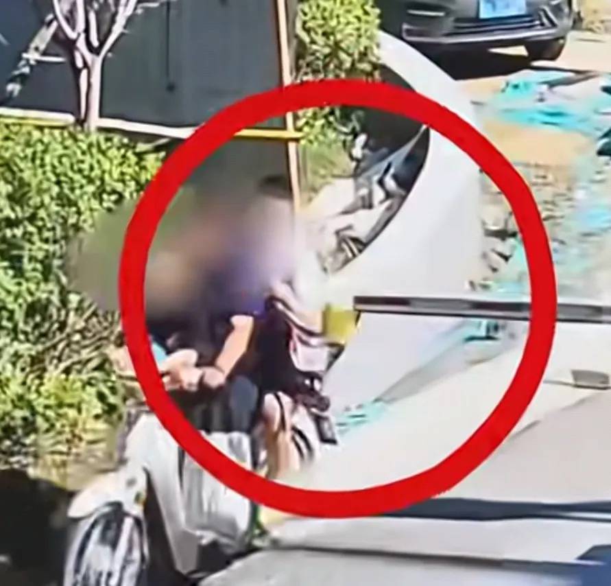 皇冠信用网开户
_山东一女子称骑车时孩子书包刮到门禁杆皇冠信用网开户
,物业索赔1600元,目前警方已介入处理