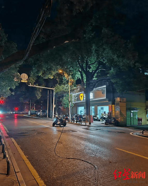 皇冠信用網APP下载
_男主播骑车载女友回家被路边掉落网线勒伤脖子皇冠信用網APP下载
,索赔3万陷僵局 律师解读该谁赔