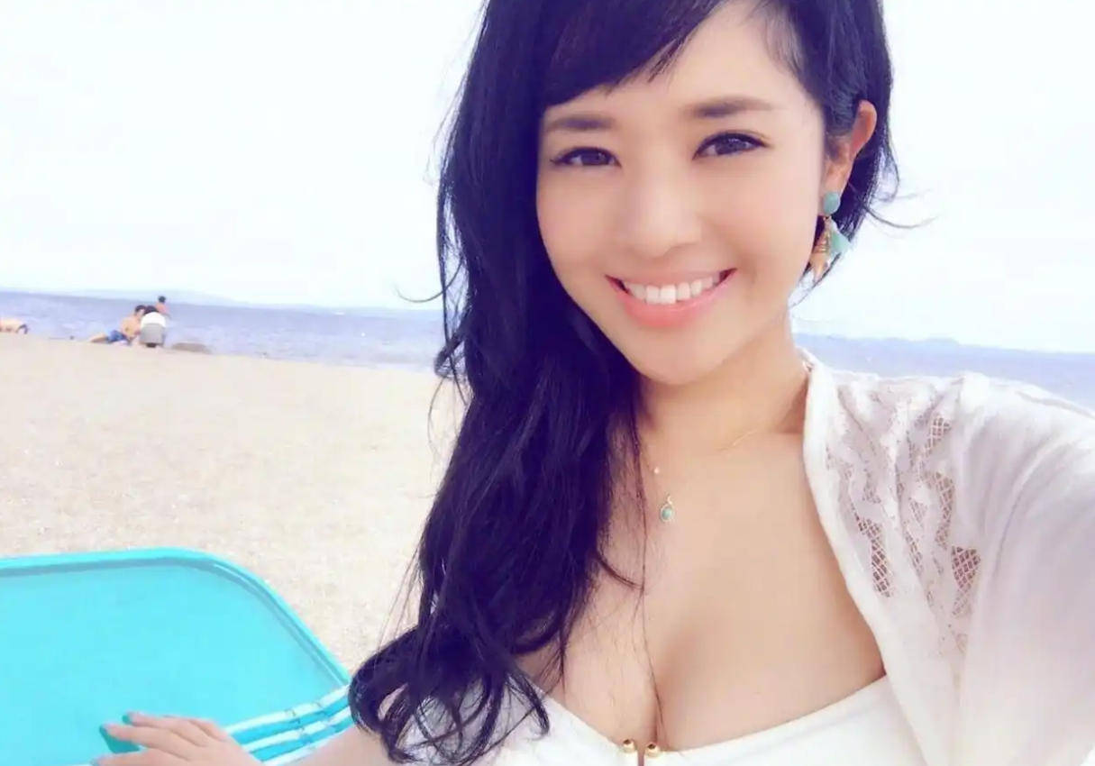 深圳新鹏城vs梅州客家_44岁苍井空惊艳亮相香港娱乐场所开幕式深圳新鹏城vs梅州客家,超深V礼服尽显魅力