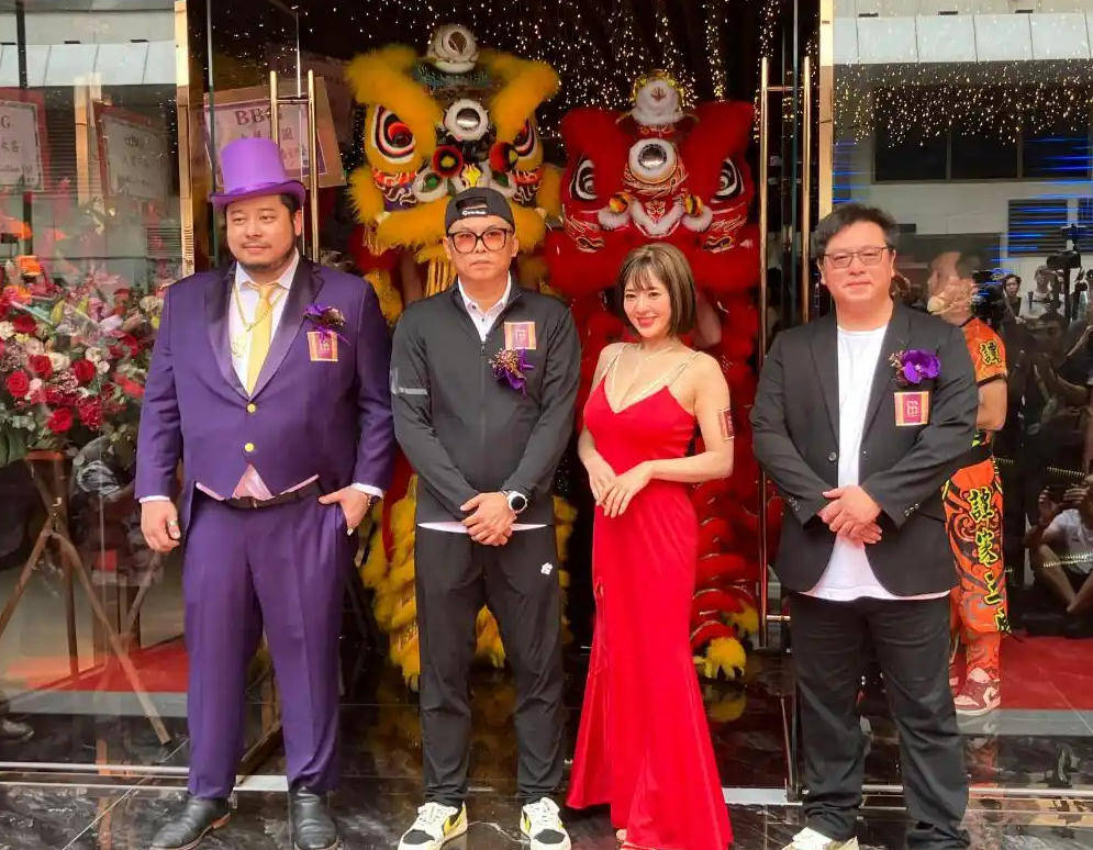 深圳新鹏城vs梅州客家_44岁苍井空惊艳亮相香港娱乐场所开幕式深圳新鹏城vs梅州客家,超深V礼服尽显魅力