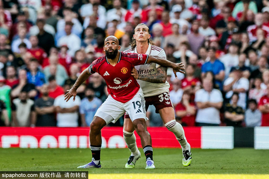 梅格达莱纳.弗雷希(波兰) vs科里.加夫(美国)_姆伯莫绝杀伯恩利梅格达莱纳.弗雷希(波兰) vs科里.加夫(美国)，曼联如何在最后时刻逆转险胜？