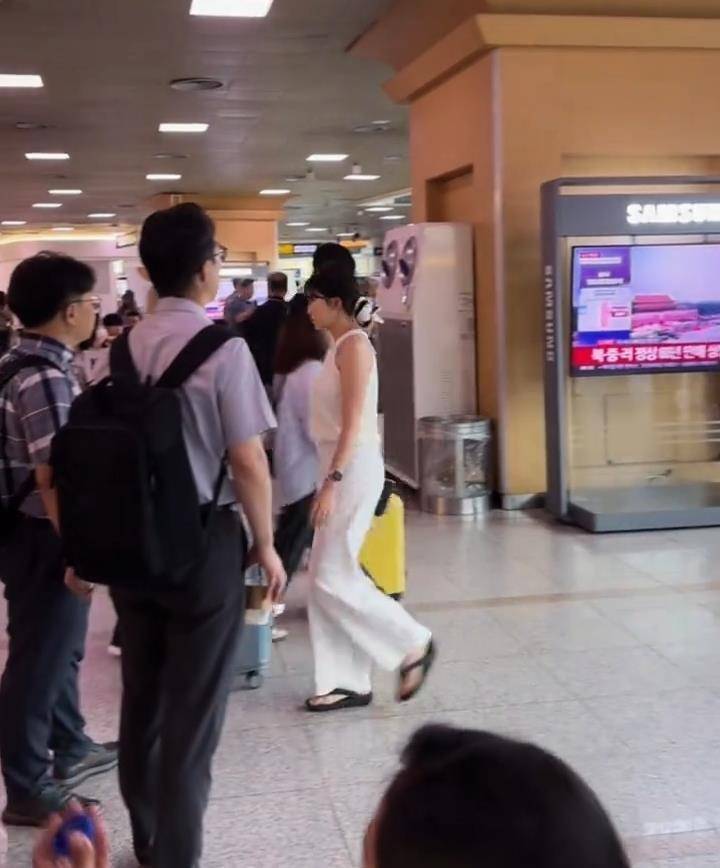 朴茨茅斯vs普雷斯顿_韩国高铁站直播九三阅兵朴茨茅斯vs普雷斯顿,旅客纷纷驻足观看拍照,现场中国游客:他们感到震惊