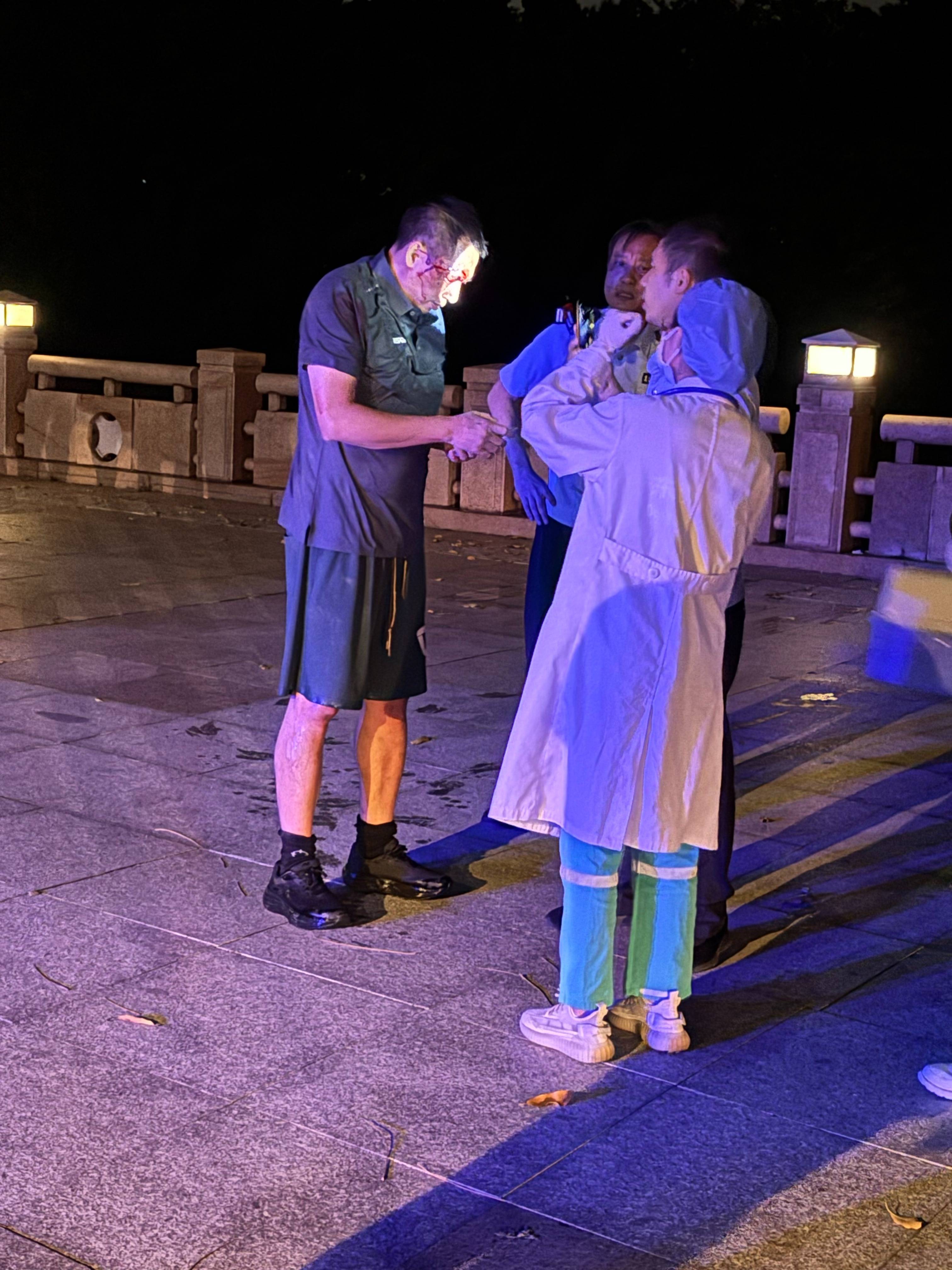 皇冠代理登录地址_“有人吗?”东莞女子中元节深夜遛狗突传呼唤声皇冠代理登录地址,“全程令人不安”,原是夜跑者求救