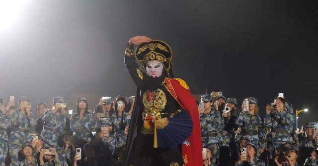 牙买加 vs 千里达及多巴哥_兰州大学军训期间大一女生表演川剧吐火牙买加 vs 千里达及多巴哥,校方:学生来自东北,因个人爱好自学