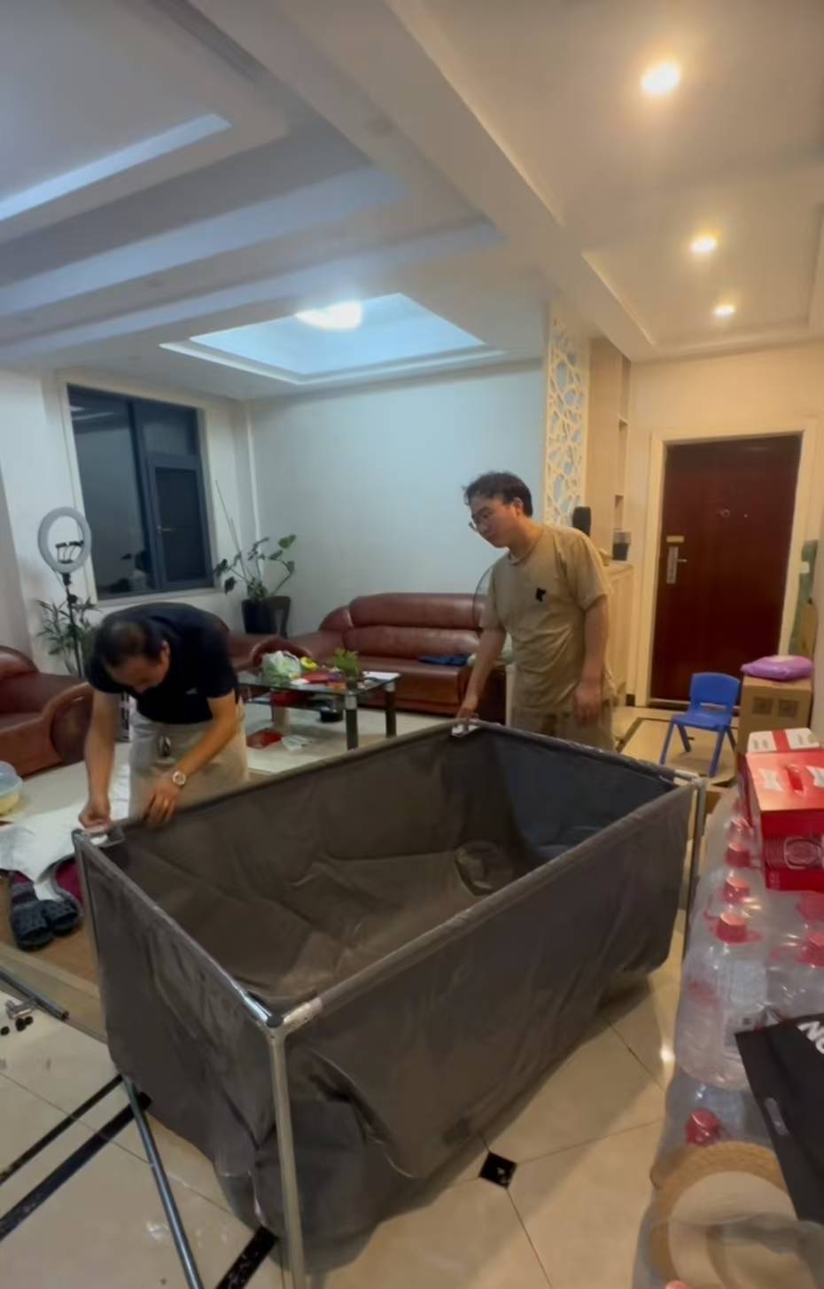 皇冠信用盘开户_“父母的爱不会变!”丈夫深夜下班拼鱼缸公公帮忙皇冠信用盘开户,妻子:父母支持爱好,住一起很和睦