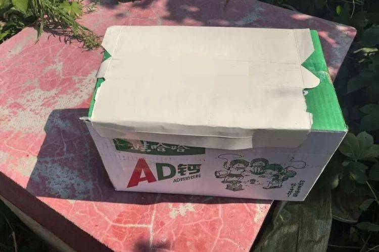 皇冠信用网怎么注册_路边发现可疑包裹皇冠信用网怎么注册，一男子鬼鬼祟祟……民警打开后惊呆了