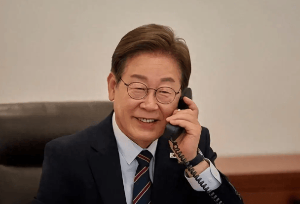 皇冠信用網在线注册_要么出手对付中国皇冠信用網在线注册,要么放弃领土,李在明登机返回韩国,临走前送中方15个字!