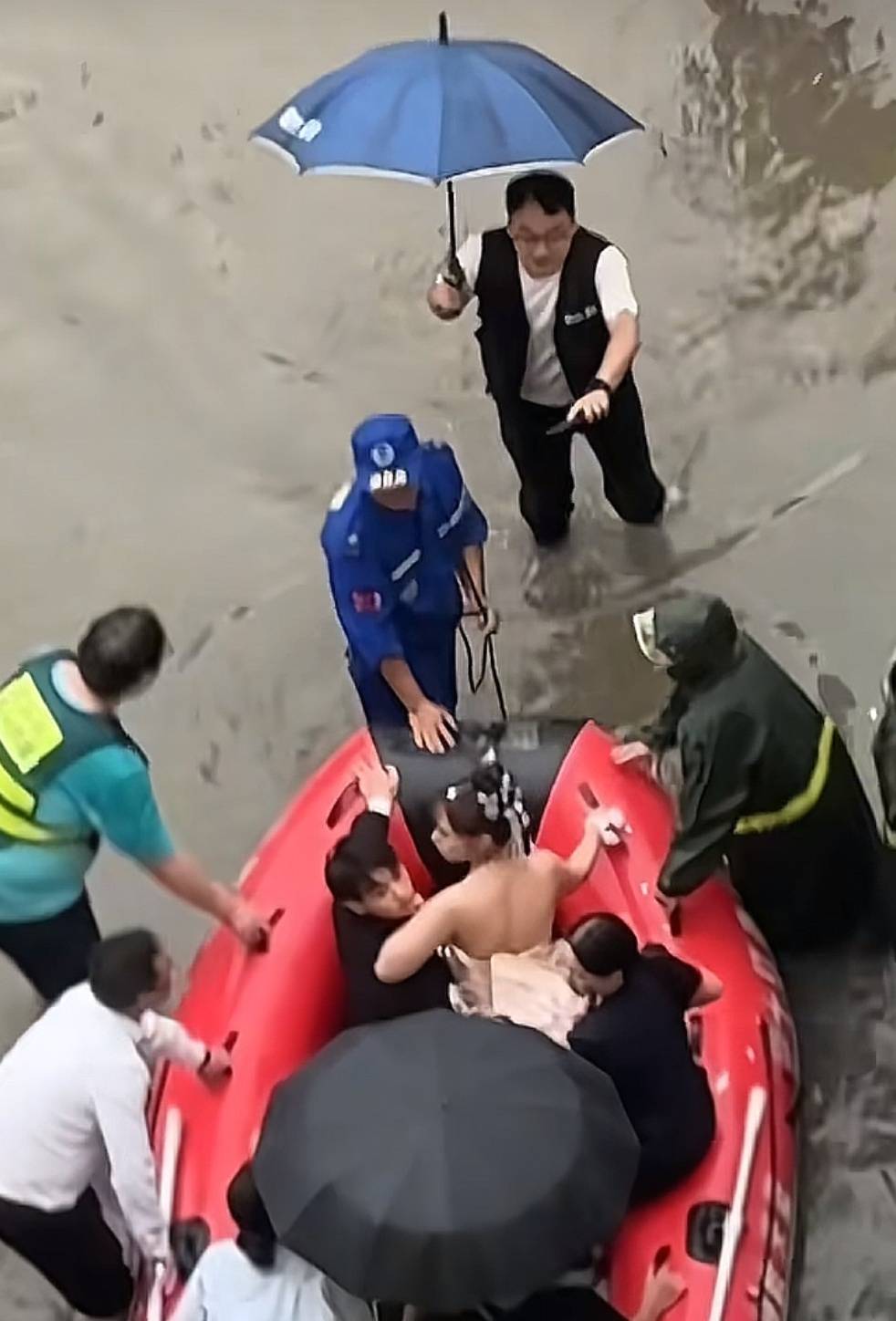 皇冠信用网注册账号_许昌新人结婚遇暴雨皇冠信用网注册账号,乘橡皮艇去酒店,酒店:现场放礼花高呼“百年修得同船渡”