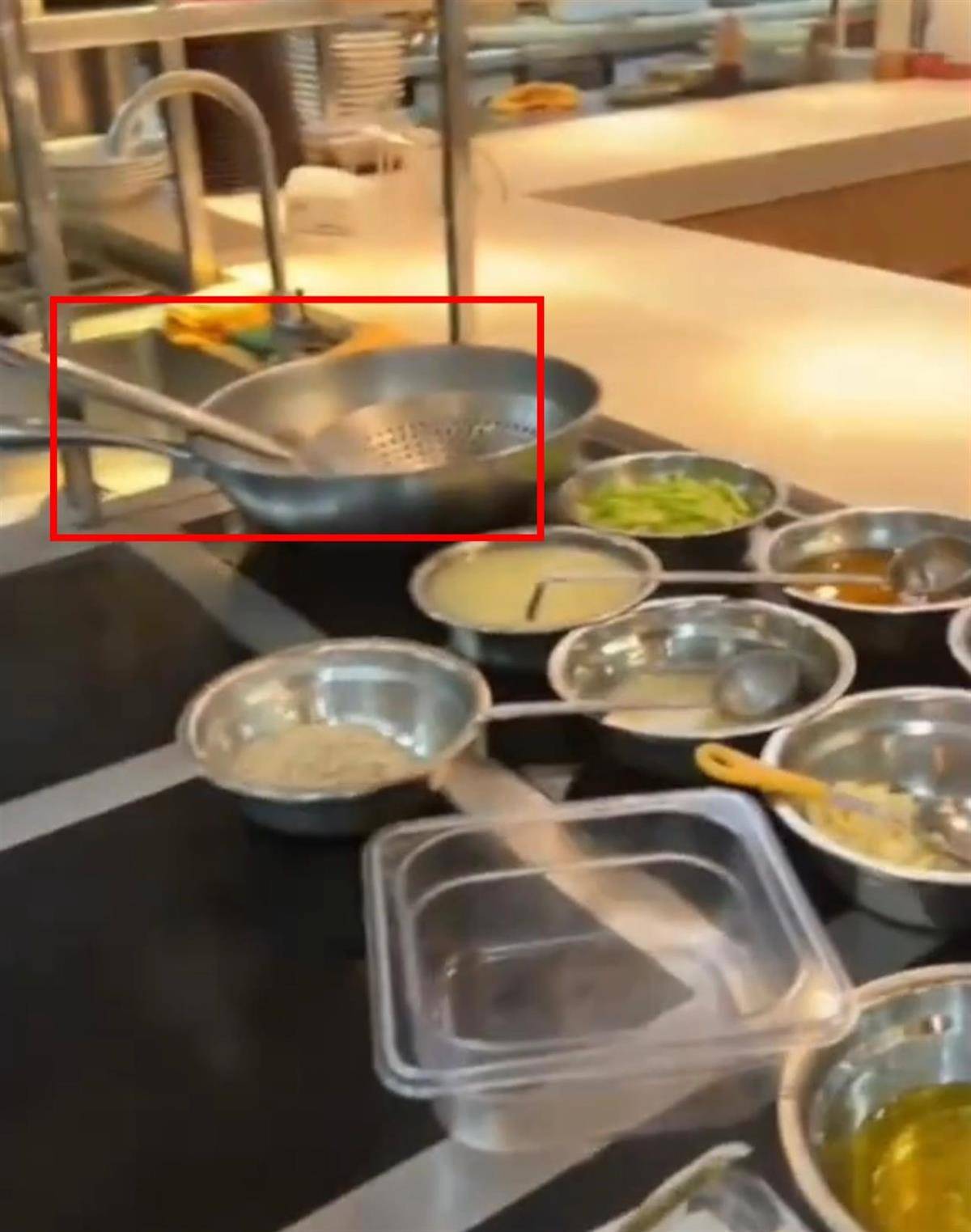 白俄罗斯超级联赛_西贝员工用漏勺疏通厨房下水道引质疑白俄罗斯超级联赛,锅里有个相似漏勺,客服:工具选用和操作不规范