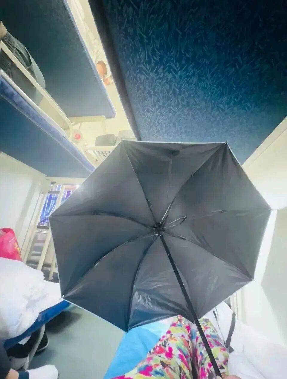 保加利亚甲组联赛_女生躺火车卧铺打伞遮隐私保加利亚甲组联赛,“过道坐着两名陌生男乘客”,12306回应