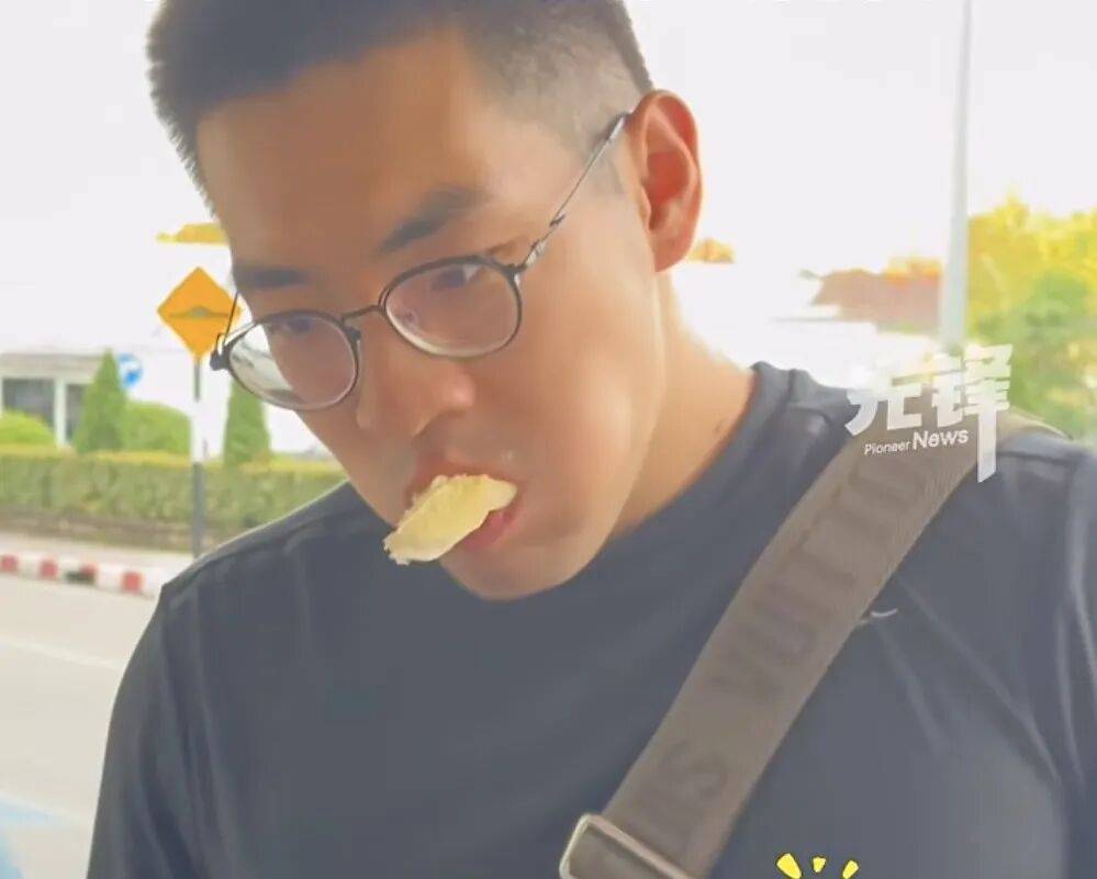 捷克国家联赛_登机前5人狂吃11斤榴莲捷克国家联赛,飞机上打嗝都是榴莲味,以至乘客投诉“有人偷带榴莲上飞机”