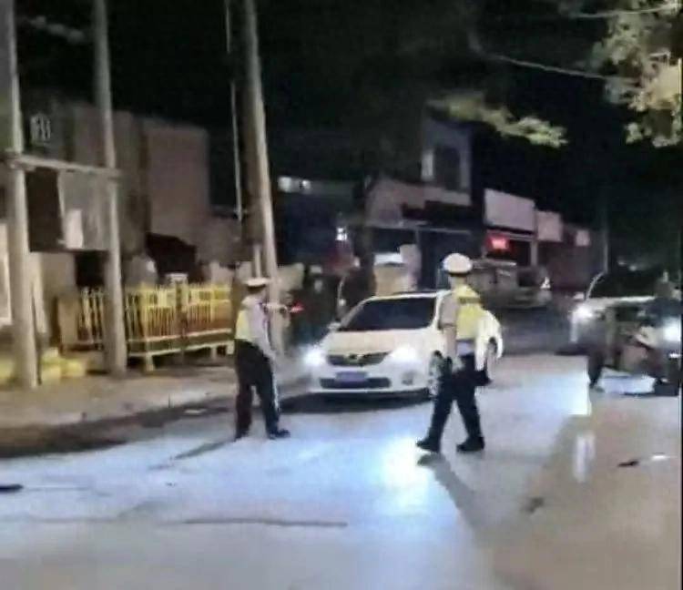 皇冠信用盘怎么申请_河北一汽车在查酒驾时强行倒车逃离皇冠信用盘怎么申请,撞上三轮和特斯拉,当地警方:正在追查