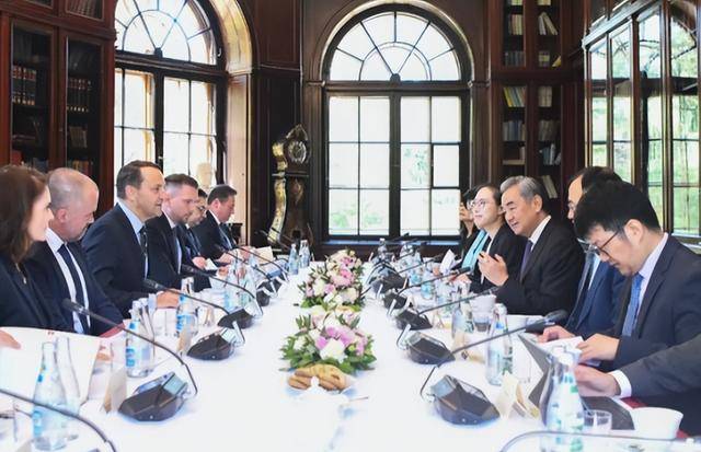 皇冠信用网站_波兰承诺:确保中欧班列畅通!勒索中国一石三鸟皇冠信用网站,我们如何破局?