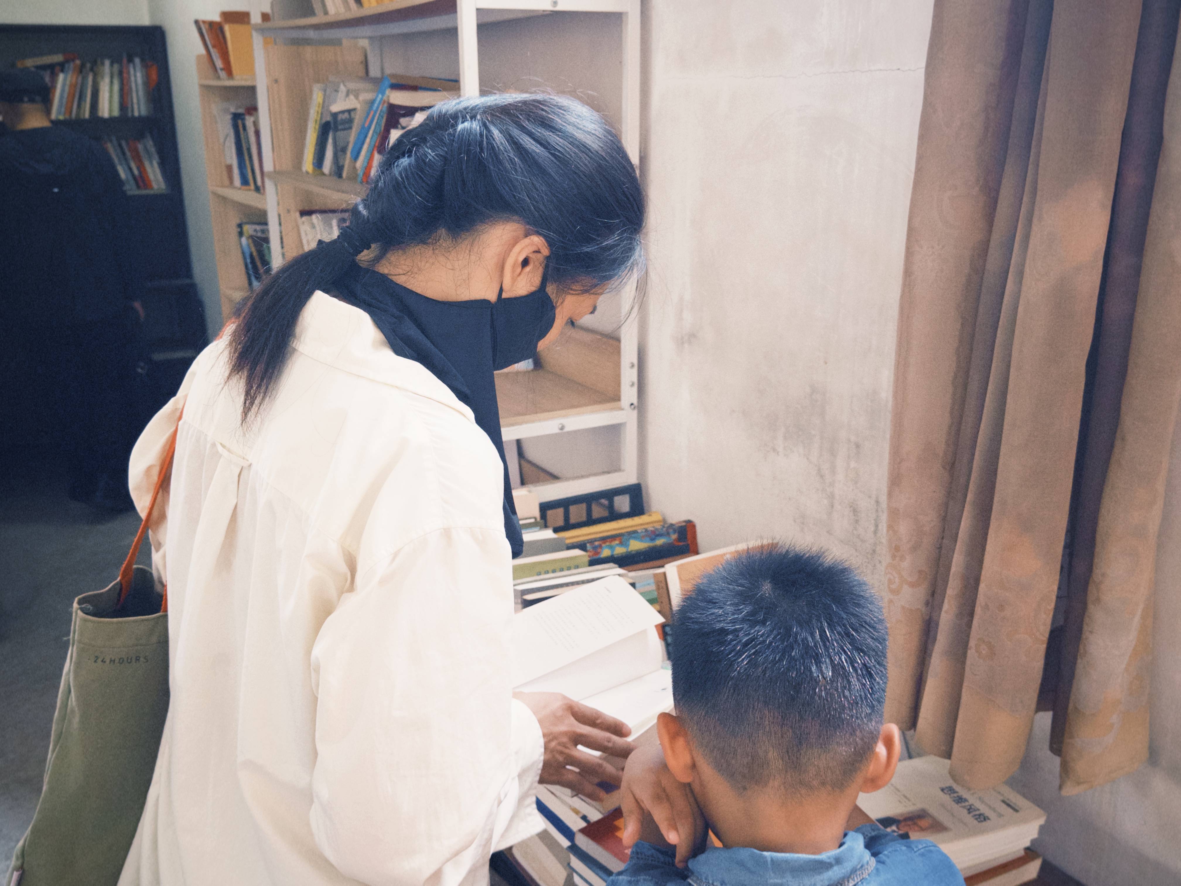 皇冠皇冠信用网代理_七旬母亲卖掉儿子3万斤藏书 称读书害了皇冠皇冠信用网代理他