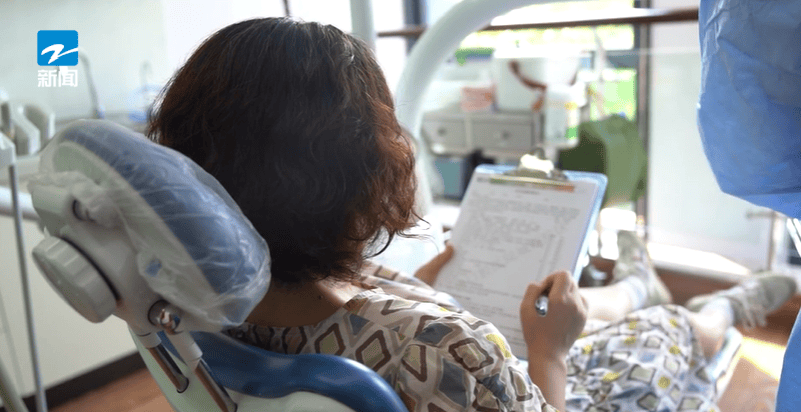 皇冠体育App下载_44岁女子牙齿掉光皇冠体育App下载!只因这个很多人都忽视的“小问题”……