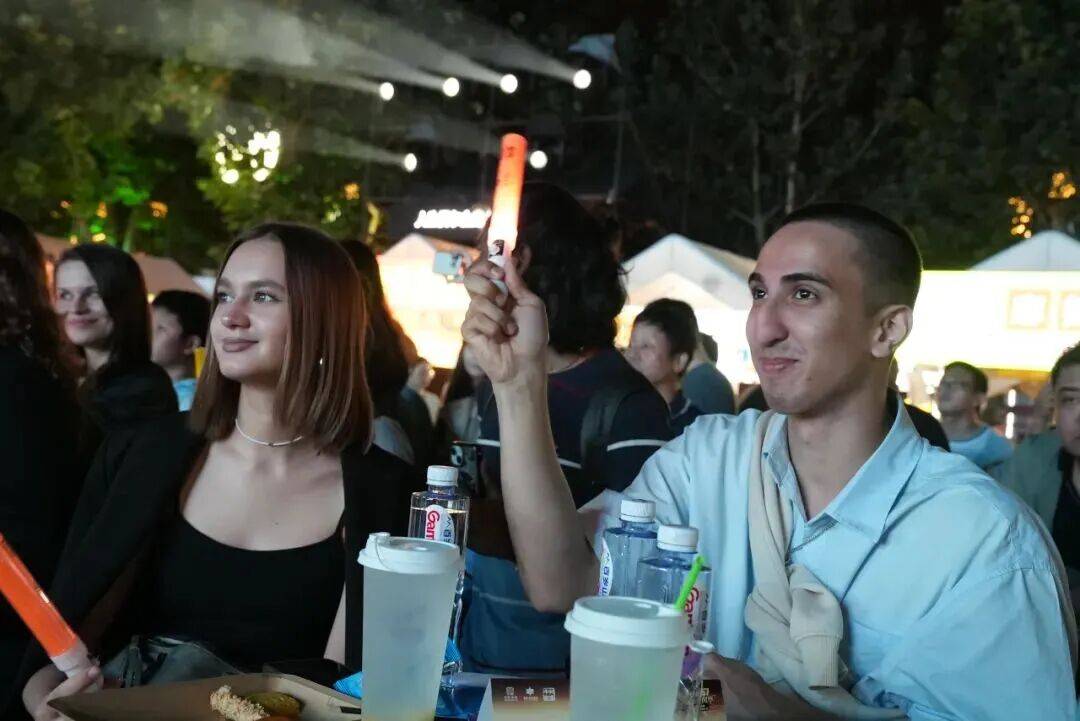 皇冠足球平台代理_2025丰台·学子回家 | “洋学子”邂逅丰台“烟火气”皇冠足球平台代理!丰台群众音乐盛典暨学子回家圆梦音乐会激活城市青春活力——