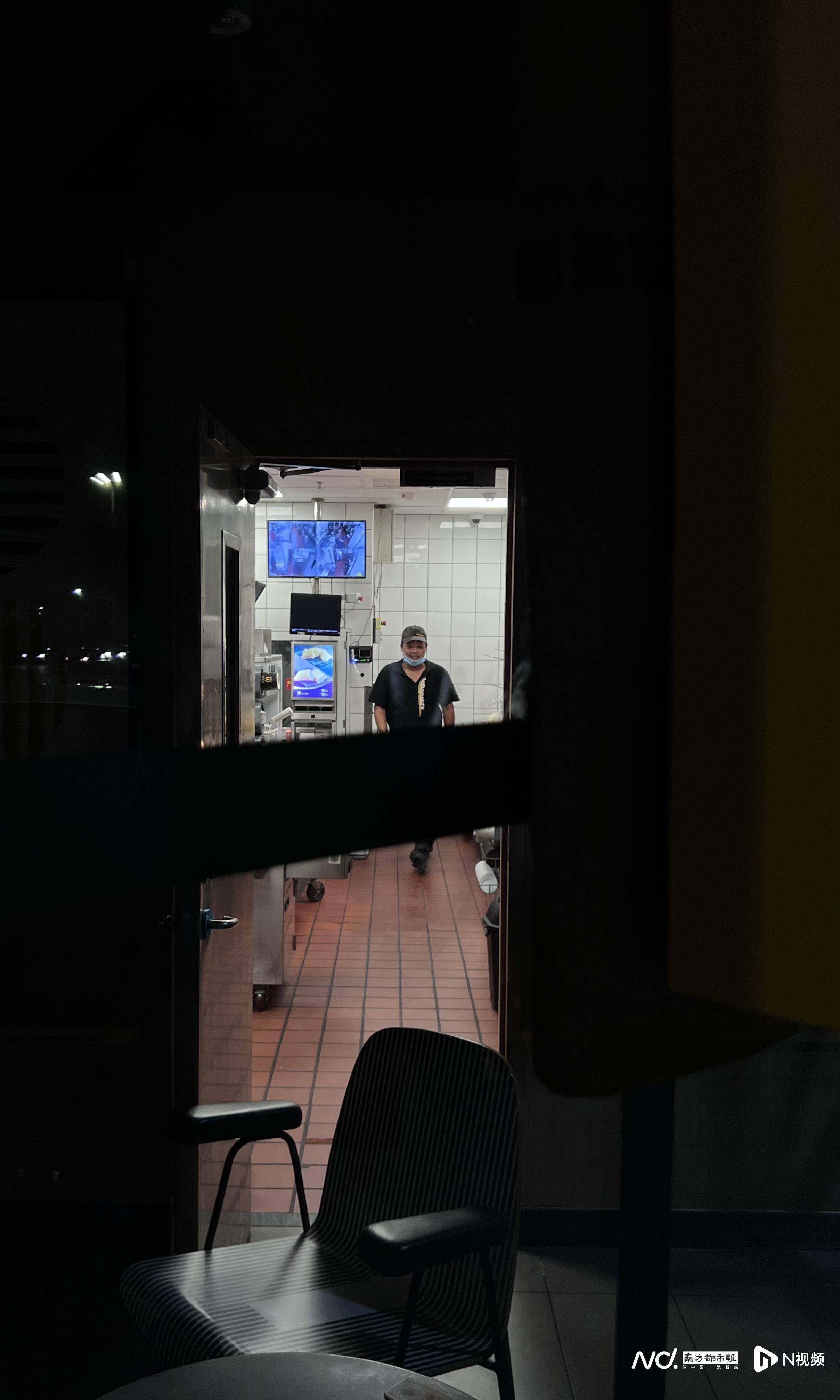 皇冠信用網出租足球_佛山官宣解除“五停”后两小时内皇冠信用網出租足球,我们在街头看见