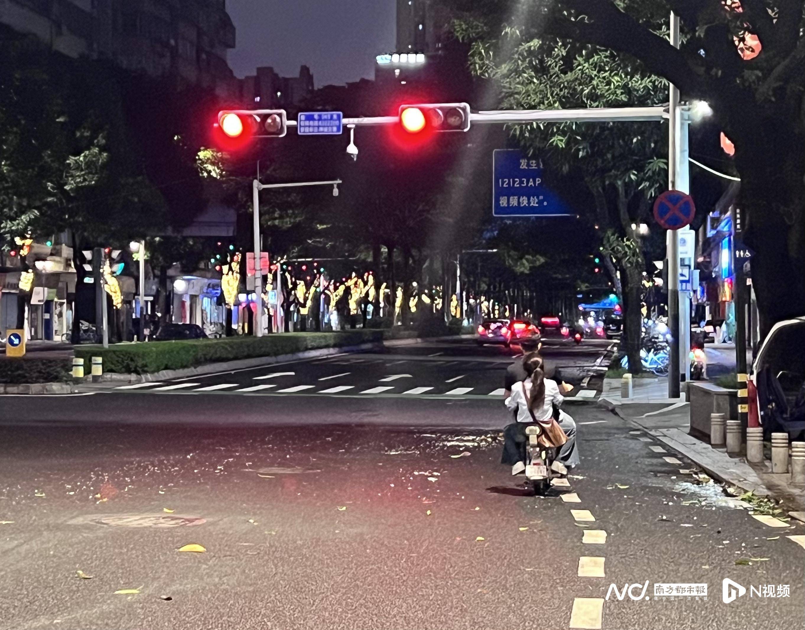 皇冠信用網出租足球_佛山官宣解除“五停”后两小时内皇冠信用網出租足球,我们在街头看见