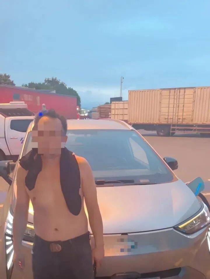 皇冠皇冠信用平台_这是高速啊!新能源汽车突然没电皇冠皇冠信用平台,司机蛮力推行2公里…