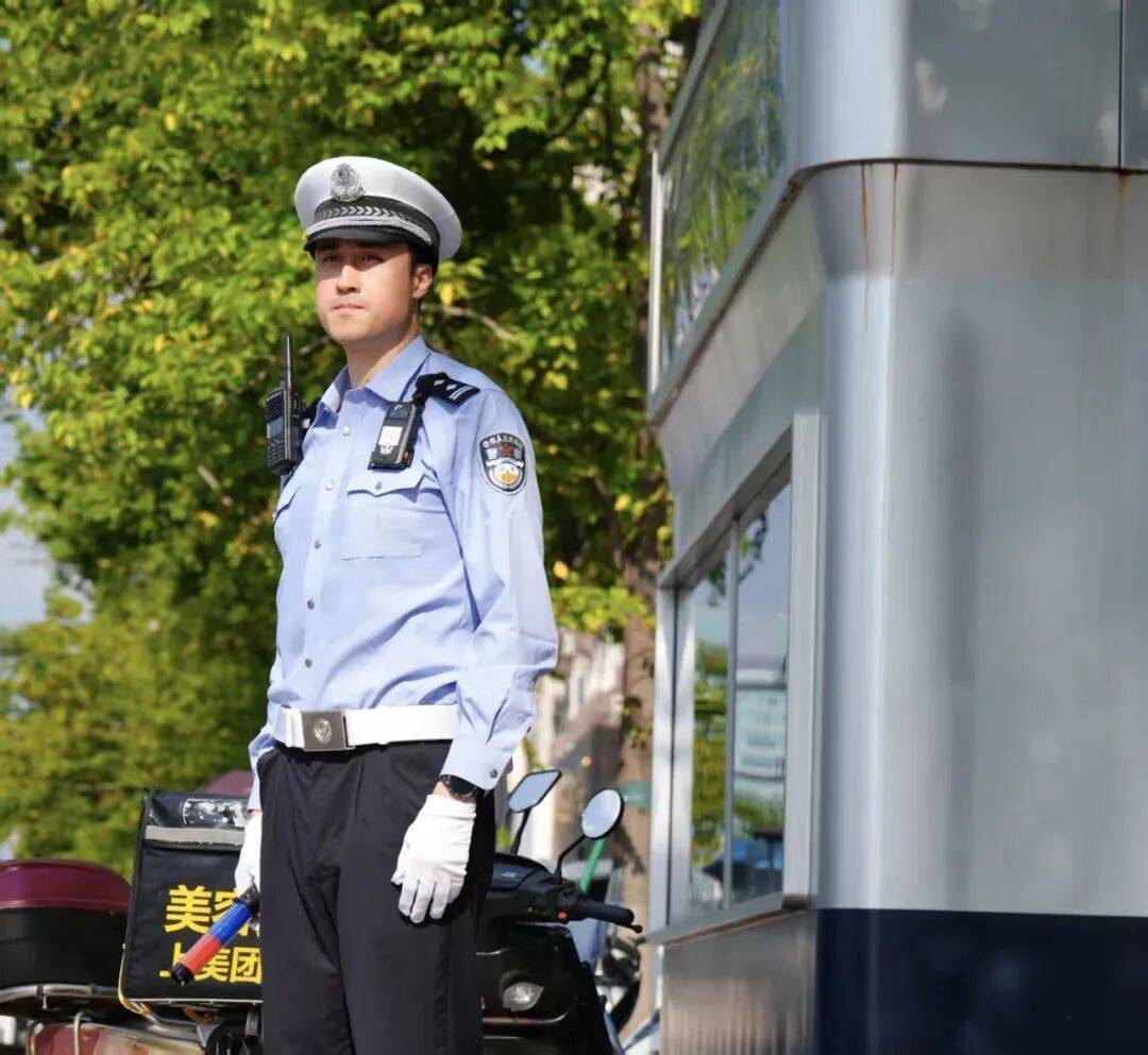 皇冠信用代理出租_杭州1米99“大长腿”交警火出圈皇冠信用代理出租,本人回应:不要关注我,这群人更了不起