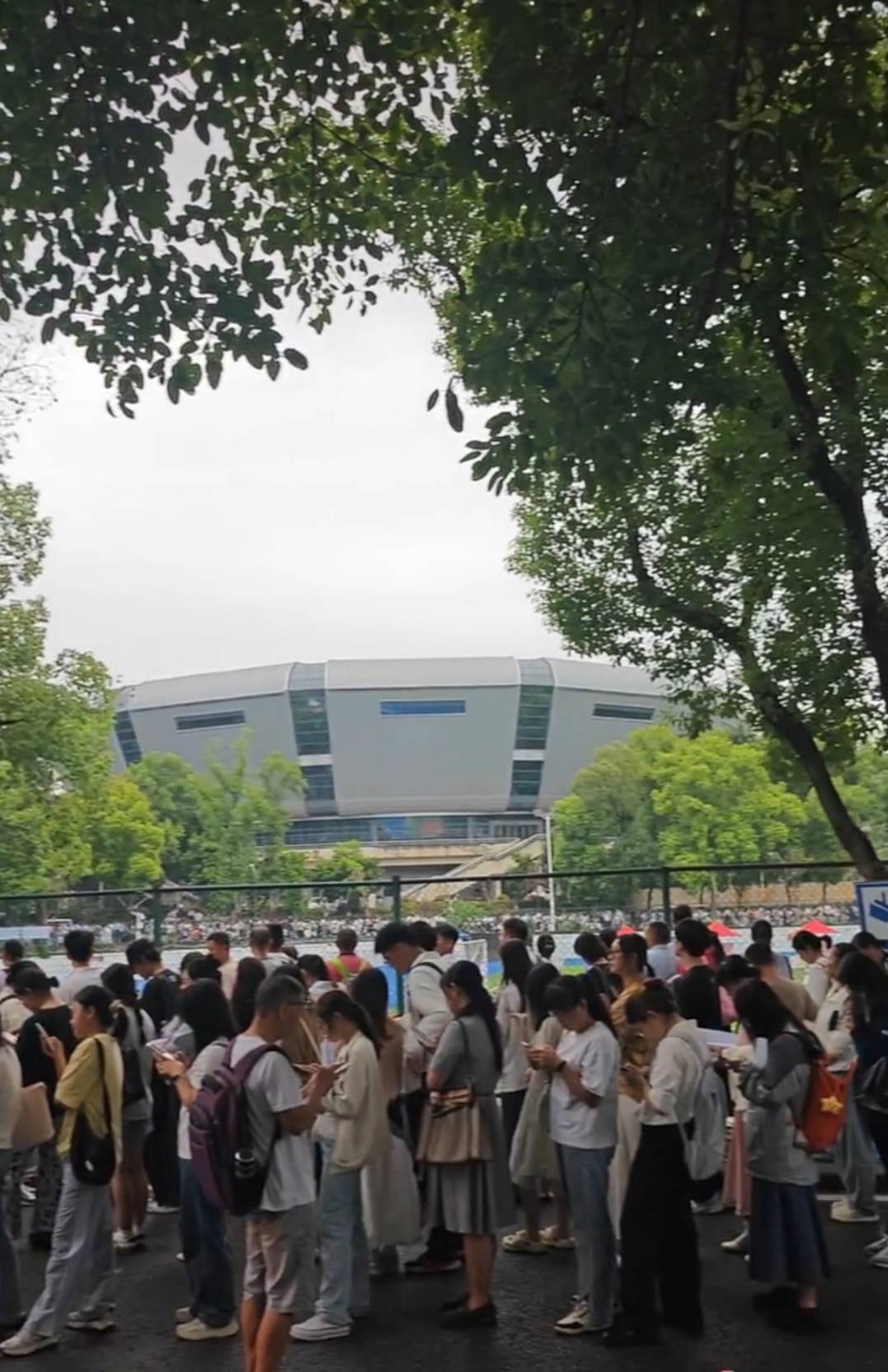 皇冠会员如何申请_成都市在西南大学招聘数百名教师皇冠会员如何申请,考生跑步进场引热议,校方:活动时间短,多面会匆忙