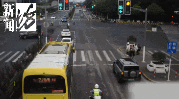 皇冠信用网代理登3_事发上海晚高峰!汹涌车流中皇冠信用网代理登3,一男子绝望跳车,直奔民警而去……