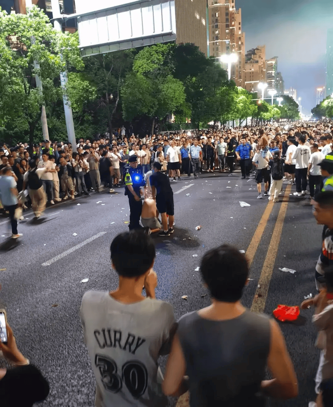 体育皇冠信用網_事发南昌闹市区街头!男子手拿折扇却被看成持刀体育皇冠信用網,被路人踹倒抓进派出所,当事人:至今都是懵的