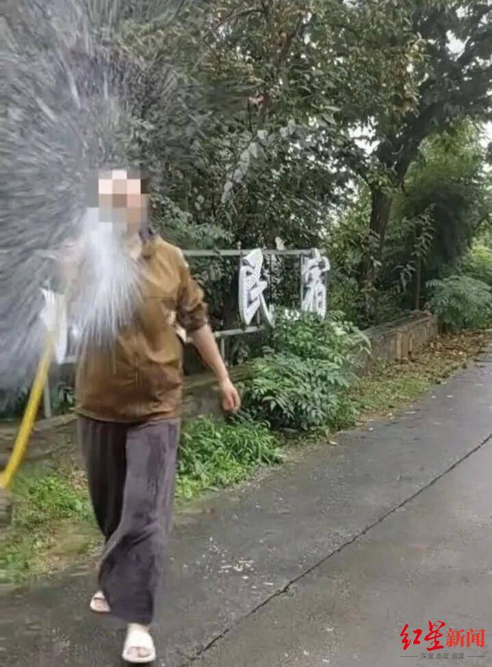 皇冠信用账号怎么开_游客景区内“捡板栗壳”与民宿老板起冲突皇冠信用账号怎么开,官方曾发文邀约捡板栗,景区称已处理完毕