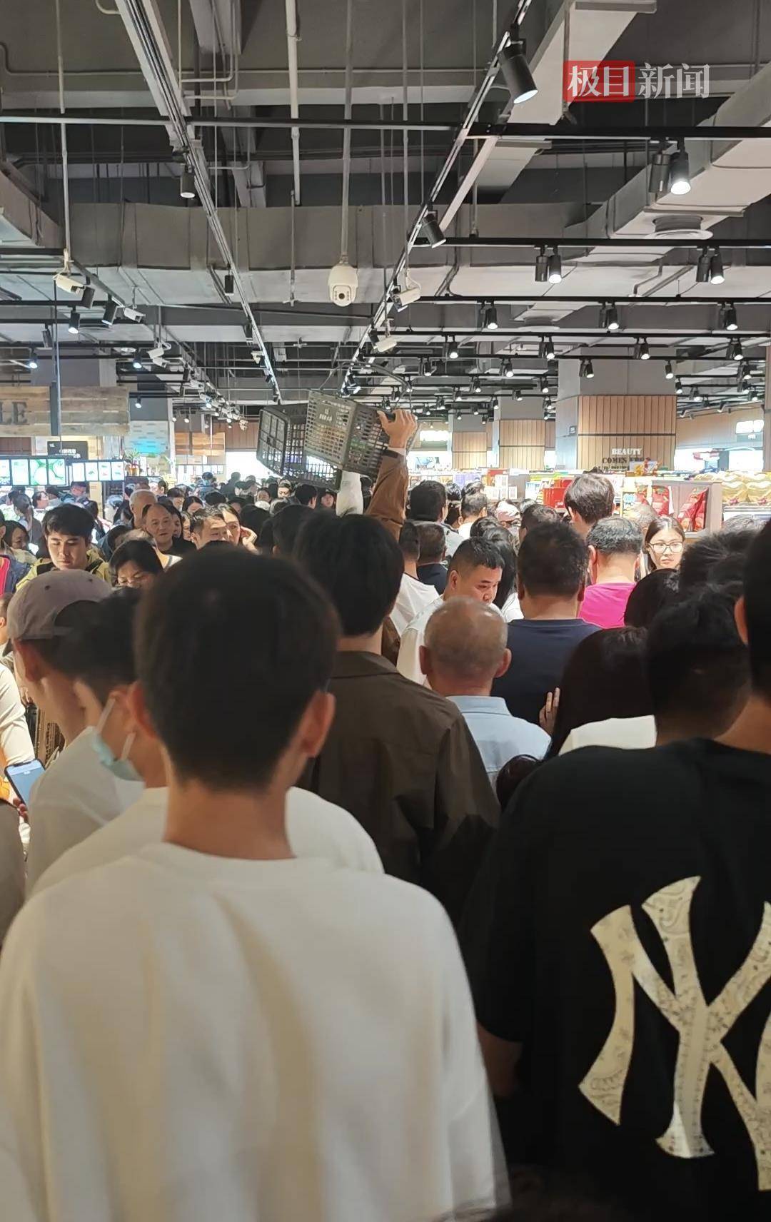 皇冠信用網賬號_中秋夜的新乡胖东来能有多少人?多个收银口排起长队皇冠信用網賬號,有顾客举着购物篮在人群中穿行