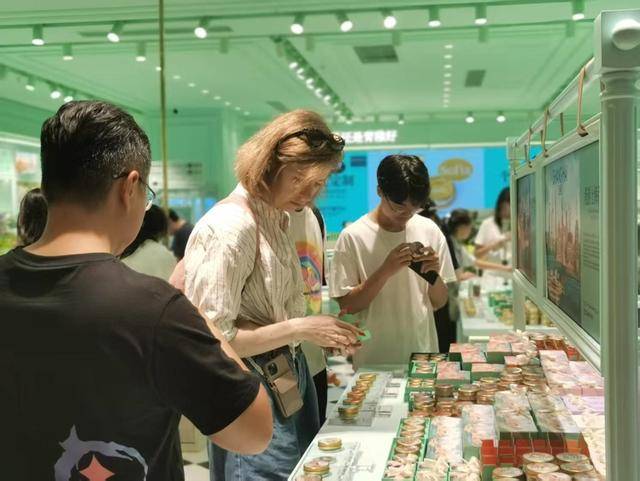 皇冠信用网出租足球_俄罗斯游客在上海一人狂买6台华为