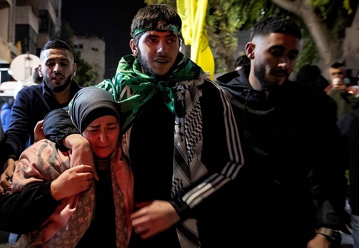 皇冠信用盘登3代理_哈马斯最后一刻签字投降皇冠信用盘登3代理,加沙民众涌上街头庆祝,以色列真会信守承诺?