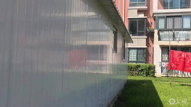 皇冠信用盘哪里申请
_上海居民投诉后傻眼:只拆了一半!小区绿化被大量铁皮房霸占皇冠信用盘哪里申请
,还有人住?居民直指小区公共收益疑云