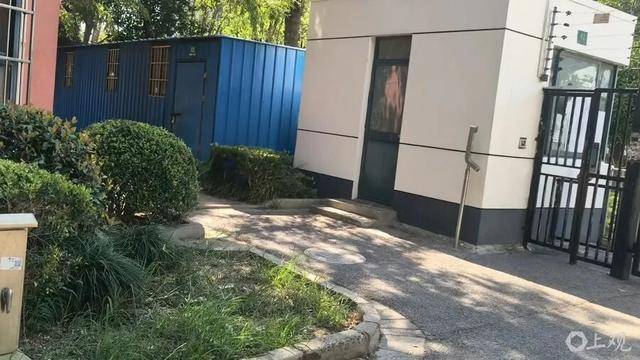 皇冠信用盘哪里申请
_上海居民投诉后傻眼:只拆了一半!小区绿化被大量铁皮房霸占皇冠信用盘哪里申请
,还有人住?居民直指小区公共收益疑云