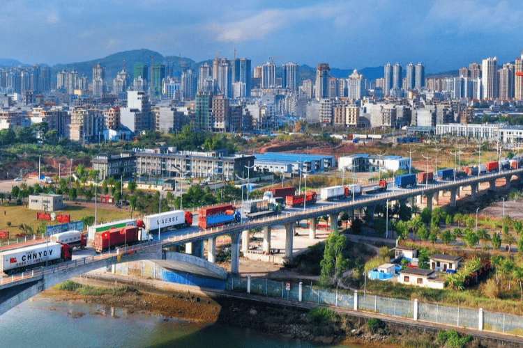 足球大小_广西东兴国企总经理被指“出轨抓现行”足球大小,已免职!9月曾现身