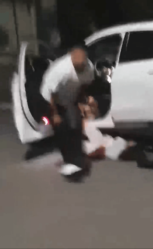 皇冠信用网平台出租
_一男子凌晨听到两声呼救皇冠信用网平台出租
,循声发现一女子在奔驰车外被白衣男勒昏!受害者:是受朋友之托借钱给白衣男,凌晨被骗至偏僻处遭非礼!