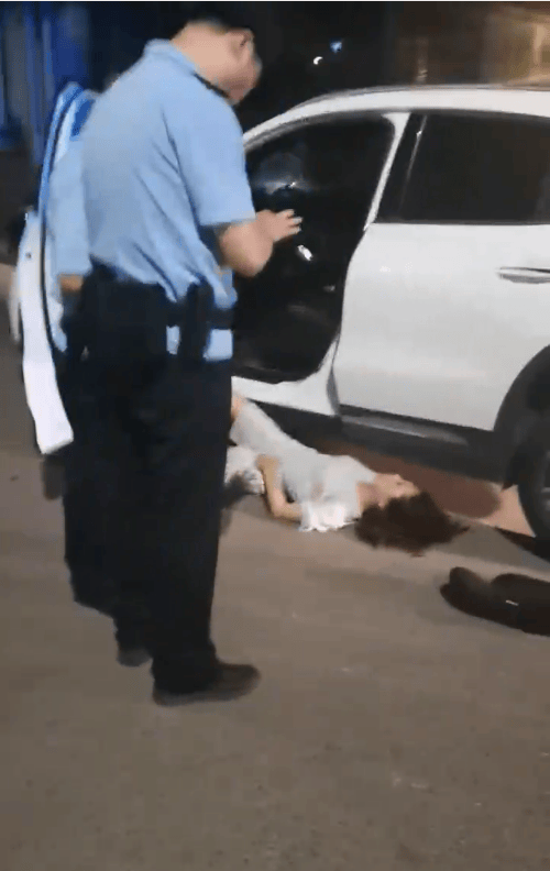 皇冠信用网平台出租
_一男子凌晨听到两声呼救皇冠信用网平台出租
,循声发现一女子在奔驰车外被白衣男勒昏!受害者:是受朋友之托借钱给白衣男,凌晨被骗至偏僻处遭非礼!