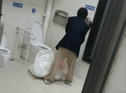 世界杯代理怎么做
_广州一男子多次“薅光”公厕卫生纸世界杯代理怎么做
,城管:警方曾对其训诫,将加强巡查