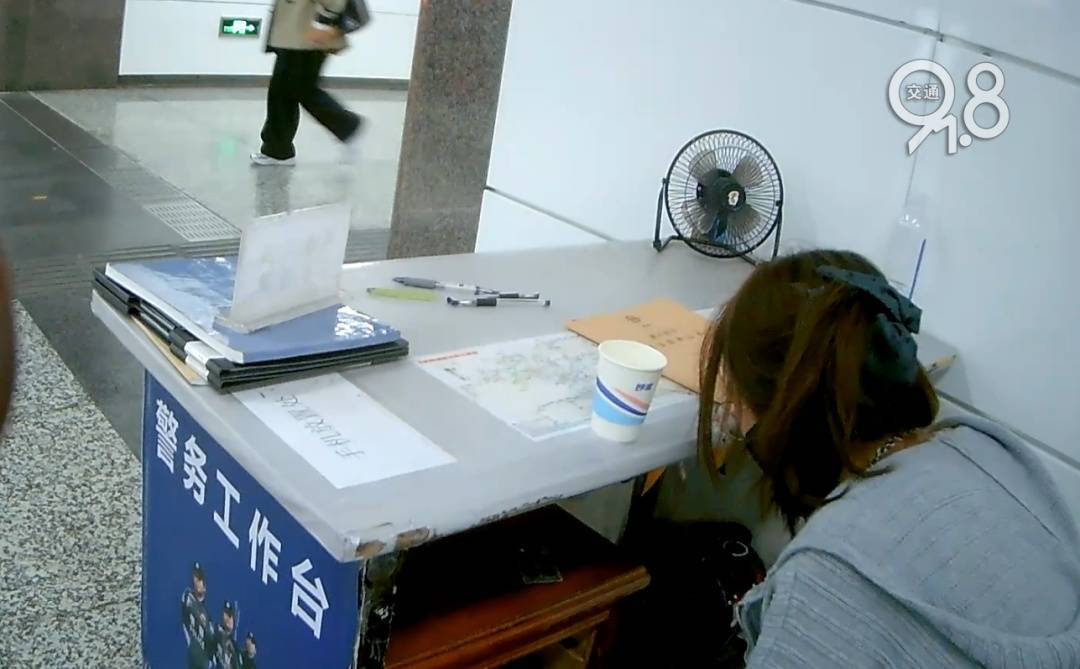 足球平台代理_杭州地铁内足球平台代理，女乘客突然崩溃大哭！紧接着……这一幕被拍下