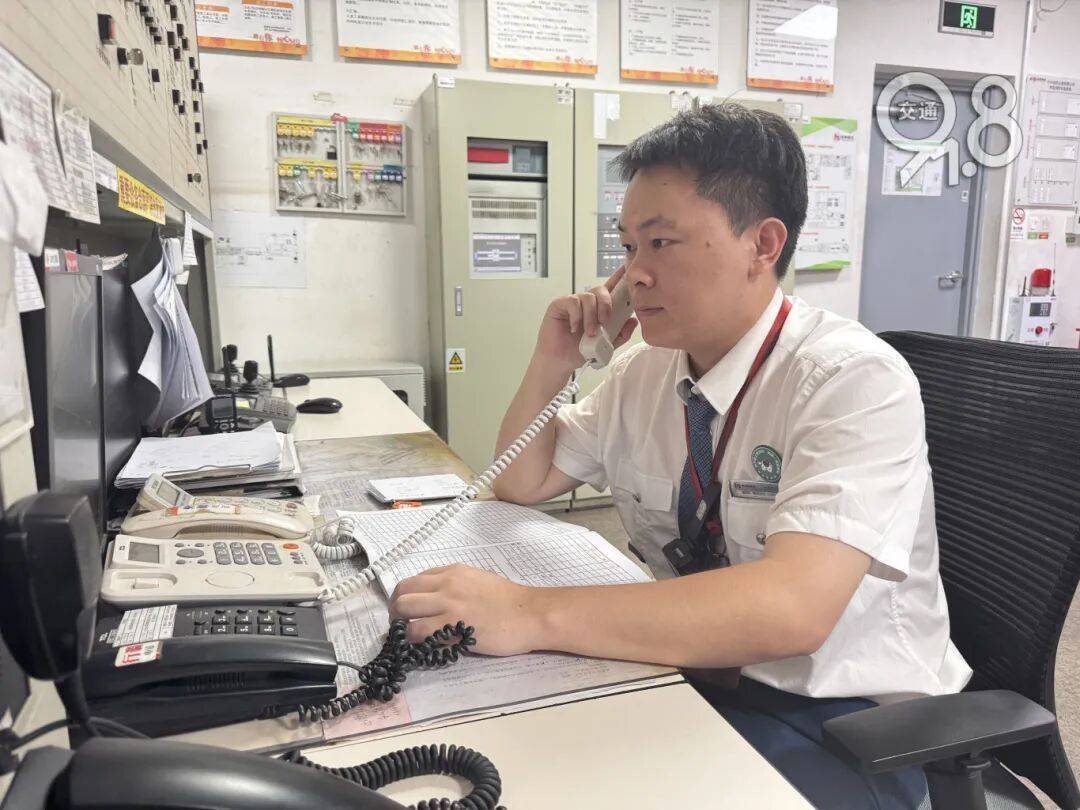 足球平台代理_杭州地铁内足球平台代理，女乘客突然崩溃大哭！紧接着……这一幕被拍下