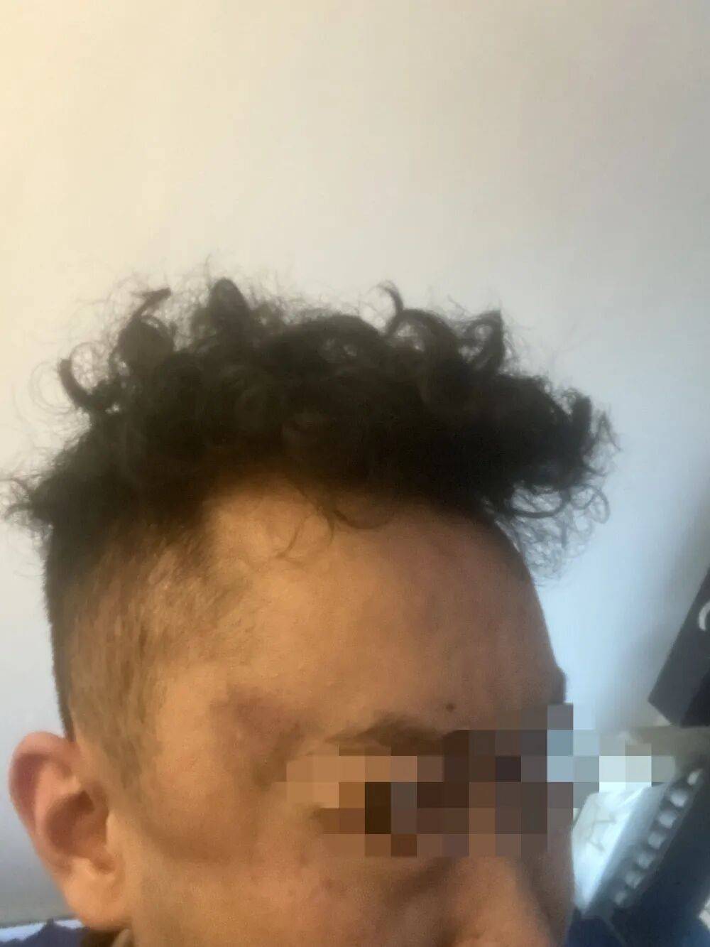 皇冠信用开号
_母亲派出所里遭民警责骂皇冠信用开号
,男子插话后被拖进女厕群殴!涉案警员公开受审