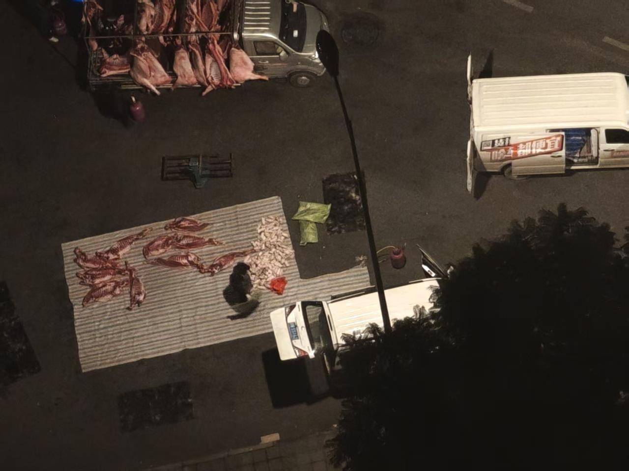 皇冠信用网登2代理
_成都街头凌晨惊现“流动猪肉摊”皇冠信用网登2代理
,一群人在路边地上剁猪肉为摊贩供货,当地回应