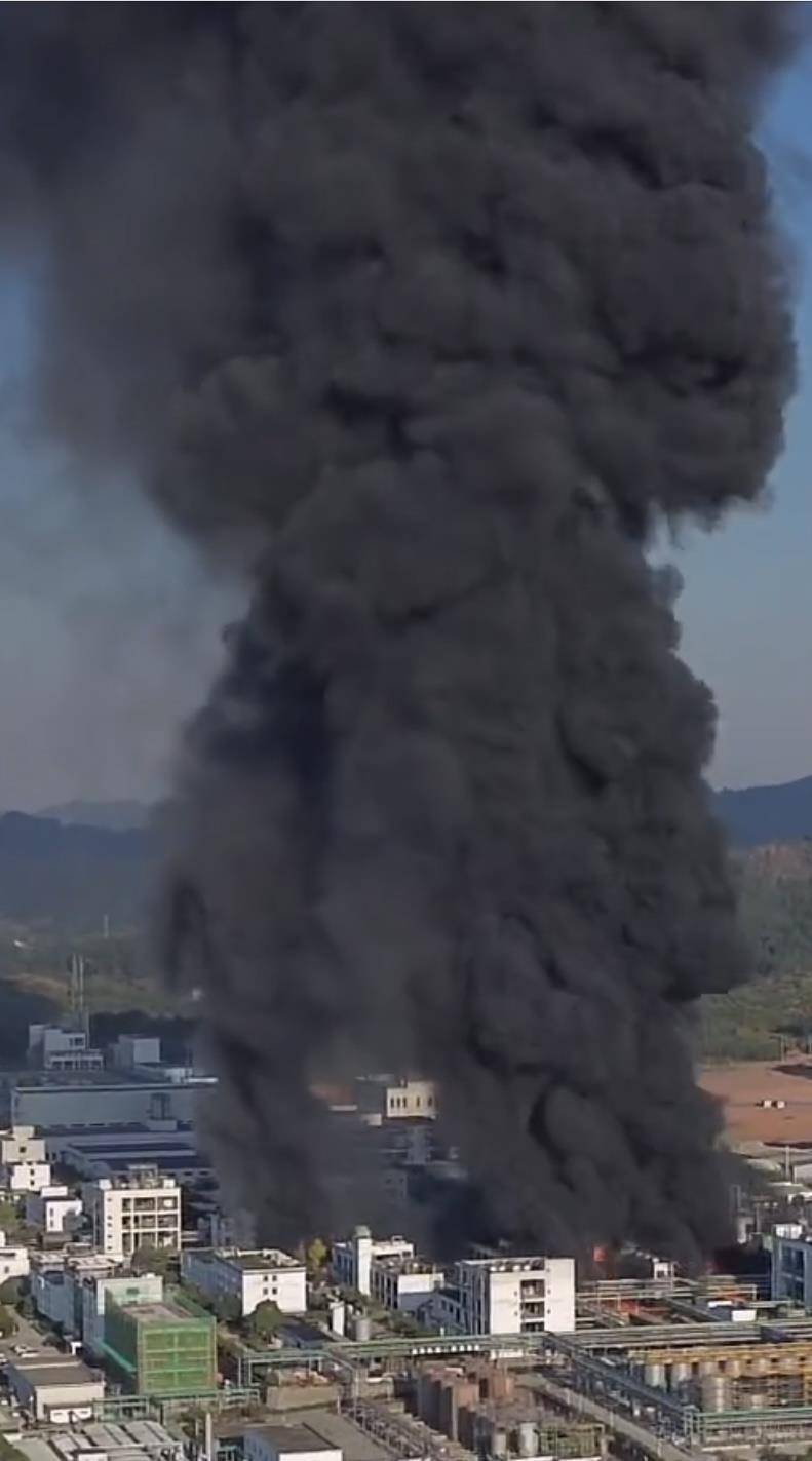 皇冠信用盘出租
_黄山市一化工园区工厂失火皇冠信用盘出租
,现场浓烟滚滚并伴随有爆炸声,当地紧急救援